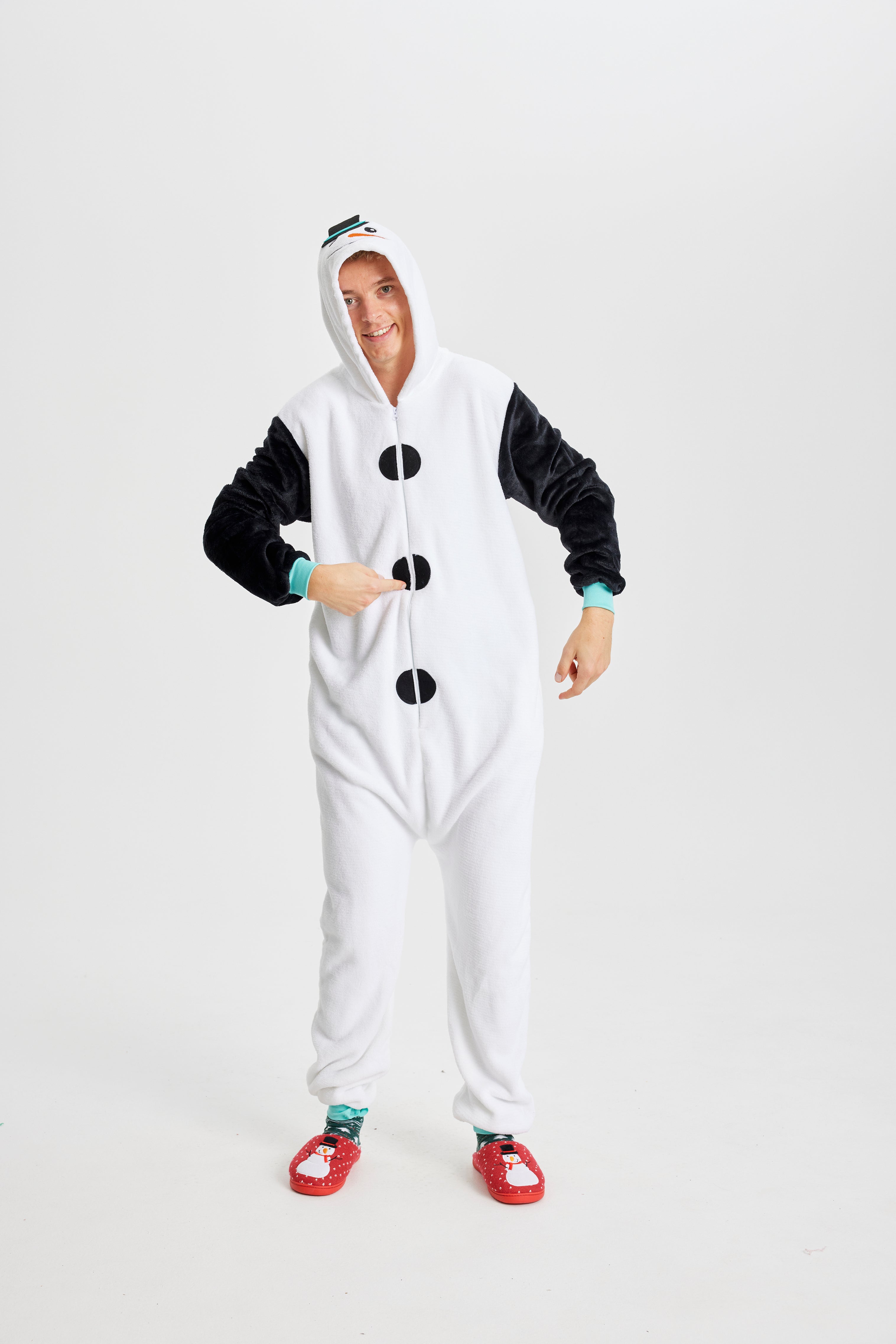 En smilende mand iført en hvid jumpsuit.